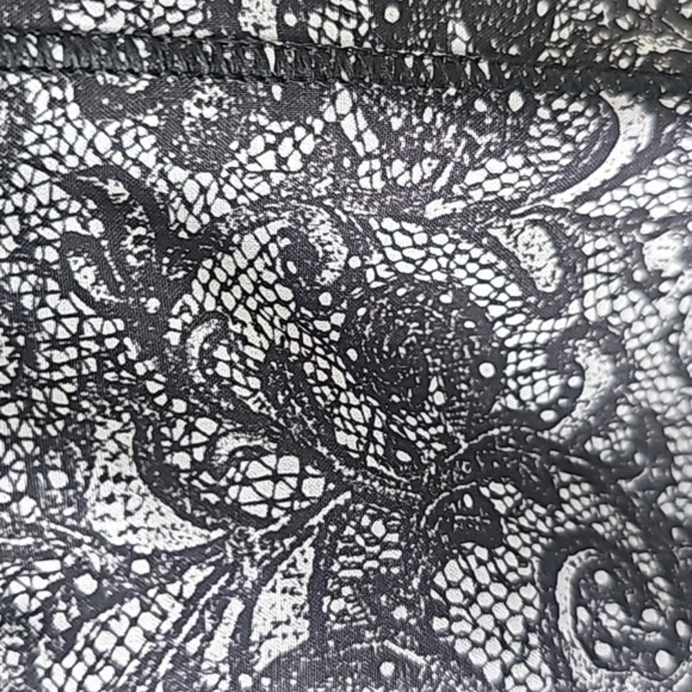 Lululemon  Rare Hotty Hot II 2.5” Size 6 - Picture 2 of 8